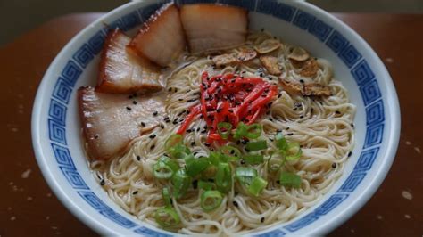  Hakata Ramen:  Bir Domuz Sulusu Cazibesi ve İnce Noodle Yapısıyla Mükemmel Bir Buluşma!