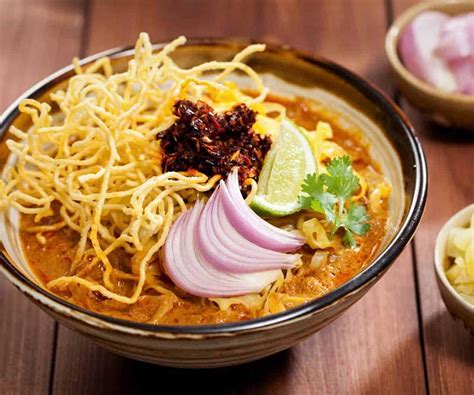  Khao Soi: Güneydoğu Asya İstiridye Tatlısı ile Buluşan Acı ve Ekşi Bir Tayland Lezzetidir!