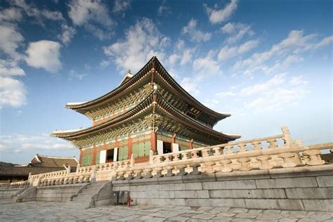 경복궁 영어로: A Gateway to Korean Heritage and Beyond