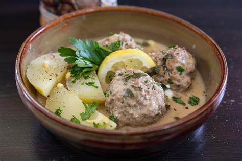  Königsberger Klopse: Yoğun Bir Krema Sosuyla Buluşan Lezzetli Eti Keşfedin!