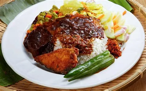  Nasi Kandar: Lezzetli Bir Hint Baharat Karışımıyla Buluşan Mükemmel Bir Pirinç Şöleni!