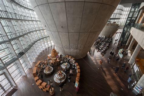 国立新美術館 駐車場 - アートと車輪の交差点